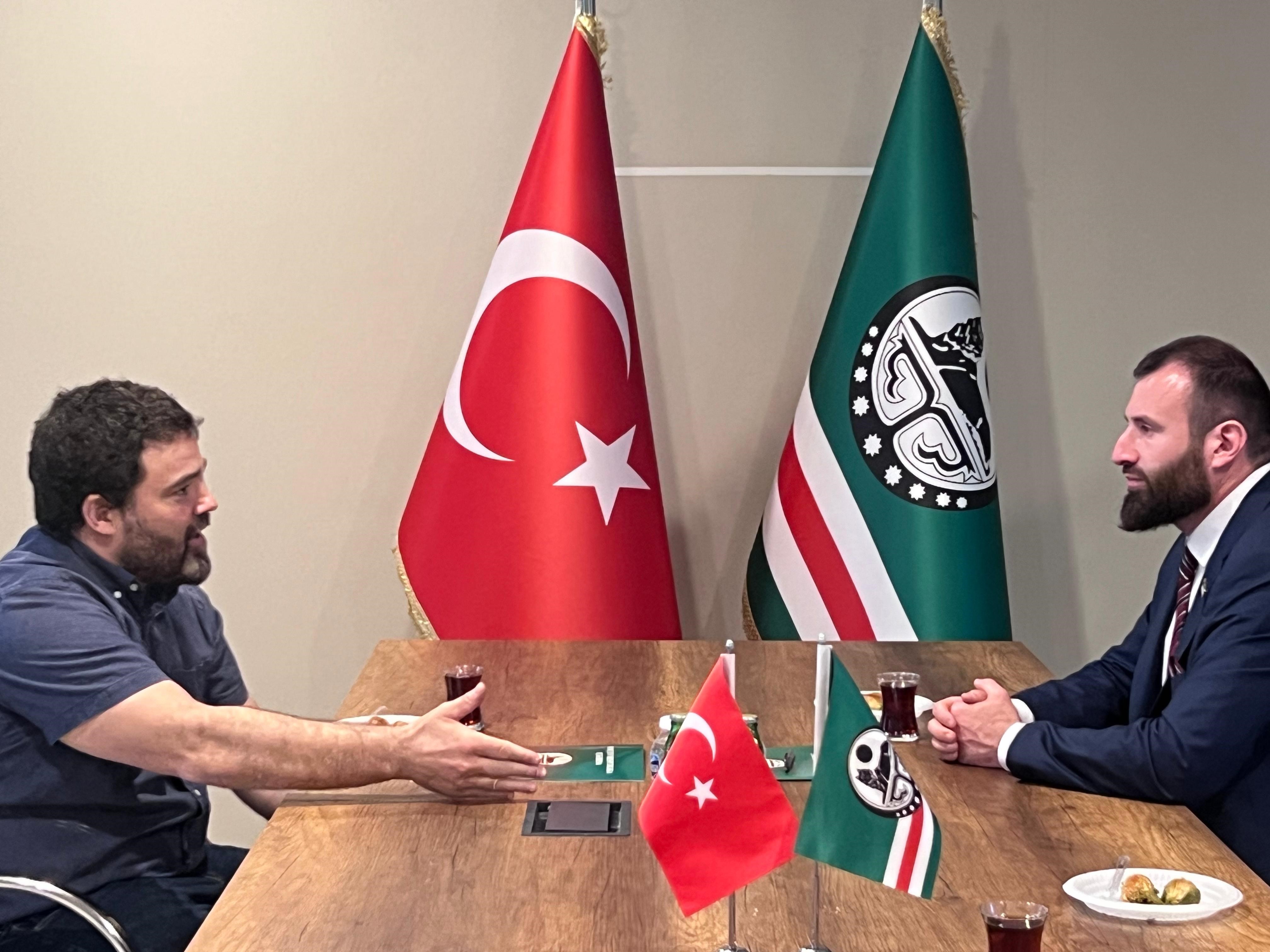 Важная встреча в Генеральном представительстве ЧРИ в Турции: обсуждение политических и исторических аспектов Чечни