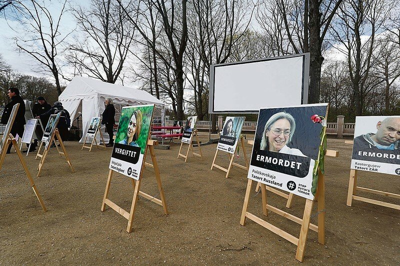 Активисты «Демократического лагеря» у Бранденбургских ворот развесили плакаты 21 критика Кремля. ФОТО: SVEN DARMER