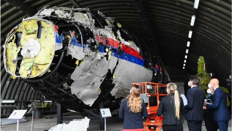 Малайзийский "Боинг", летевший рейсом МН17 из Амстердама в Куала-Лумпур, был сбит ракетой из установки "Бук" в небе над Донбассом 17 июля 2014 года, погибли все 298 человек, находившиеся на борту