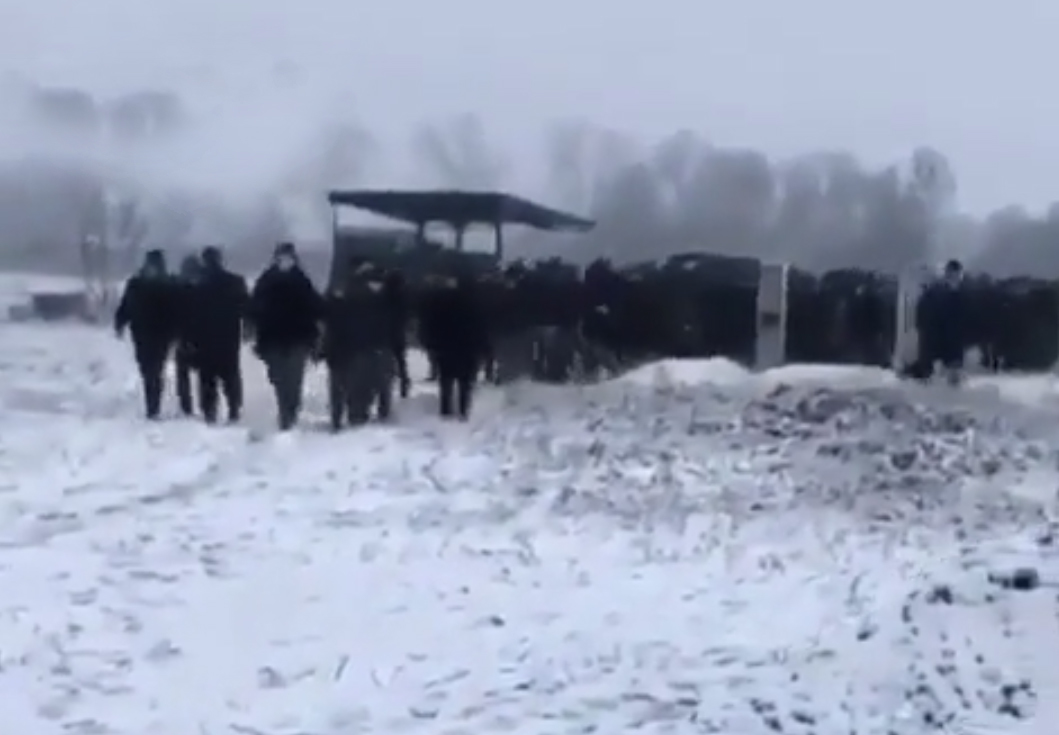 Похороны Абдуллы Анзорова в чеченском селе Шалажи. Скриншот из видео