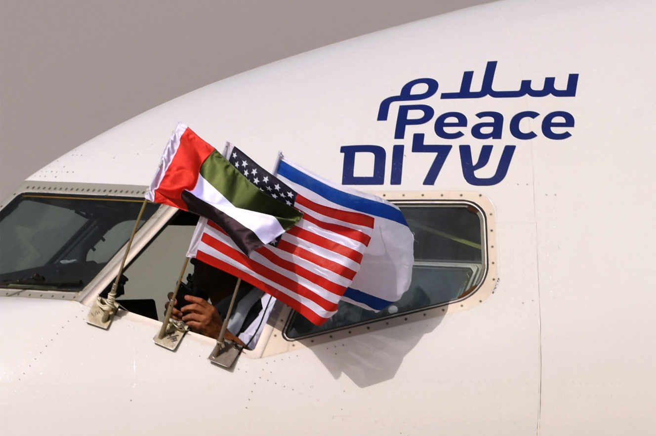 Флаги Эмиратов, США и Израиля в израильском самолете со словом «мир» на арабском, английском и иврите, 31 августа 2020 года в Абу-Даби. КАРИМ САХИБ / AFP 