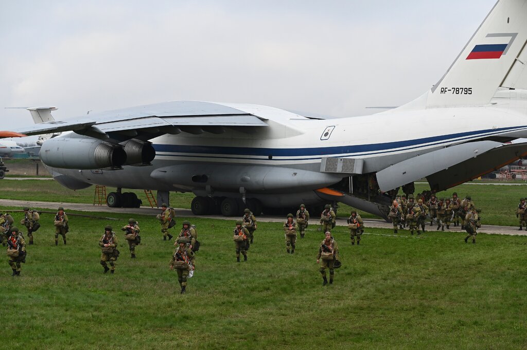 Российские войска в прошлом месяце в Таганроге недалеко от границы с Украиной. Associated Press