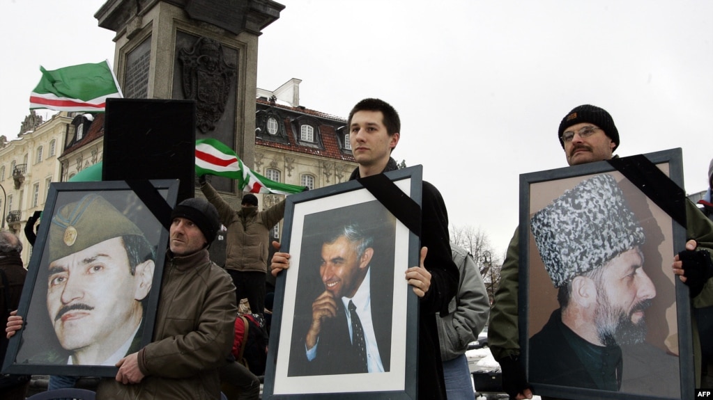 Изображения руководителей Ичкерии Джохара Дудаева, Аслана Масхадова и Зелимхана Яндарбиева в руках участников демонстрации в Варшаве, март 2005