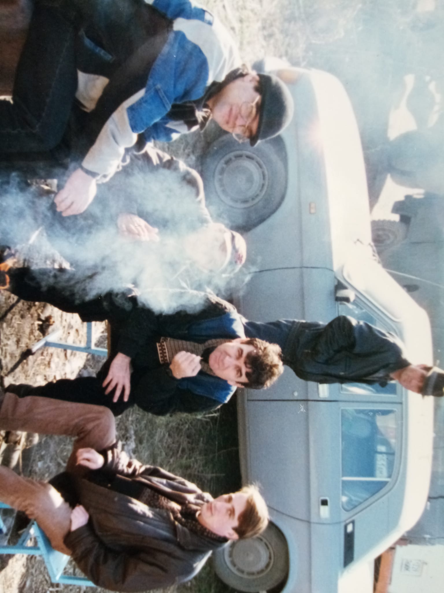 Андрей Бабицкий с чеченскими коллегами в Бамуте. 1996 год. Фото мое.