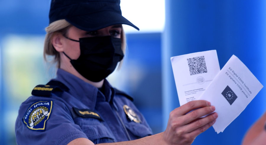 Женщина-полицейский проверяет паспорт covid на границе между Хорватией и Словенией. — © Antonio Bat/EPA via Keystone